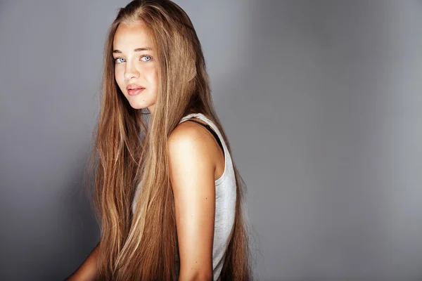 Giovane ragazza con i capelli lunghi posa — Foto Stock