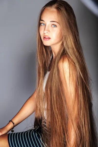 Chica joven con el pelo largo posando — Foto de Stock