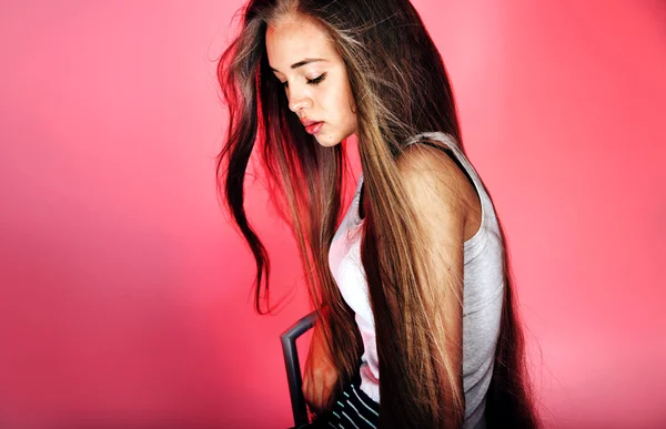 Chica joven con el pelo largo posando — Foto de Stock