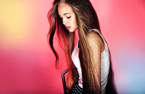 Chica joven con el pelo largo posando — Foto de Stock