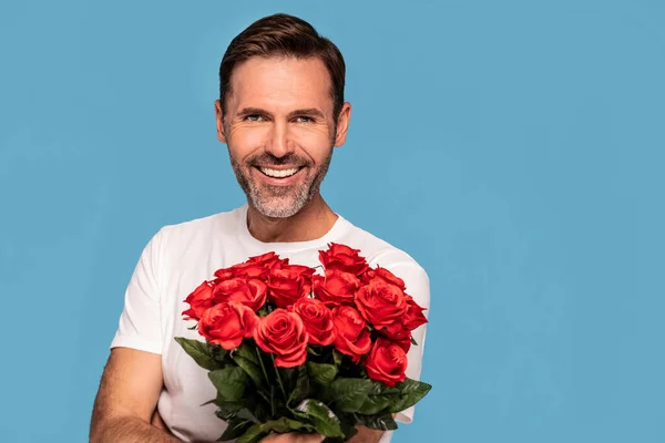Photo Handsome Man Holding Red Roses Smiling Looking Camera Posing — Stock Photo, Image