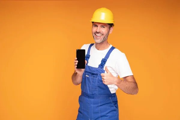Sonriente Obrero Construcción Mostrando Pantalla Vacía Del Teléfono Celular Cámara — Foto de Stock