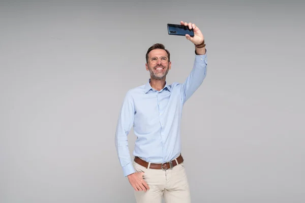 Hombre Guapo Sonriente Usando Smartphone Tomando Selfie Hablando Línea Con —  Fotos de Stock