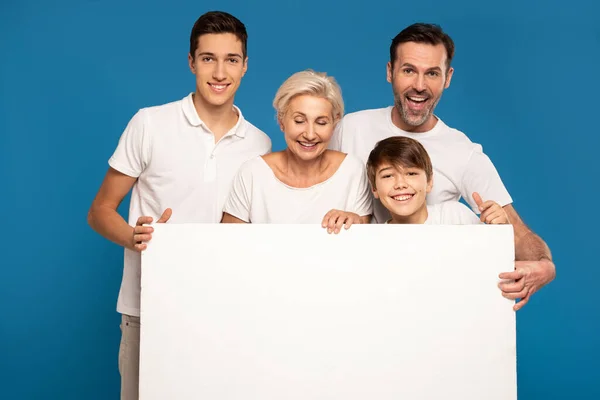 Nádherná Šťastná Rodina Bílých Tričkách Dva Synové Máma Táta Usmívající — Stock fotografie