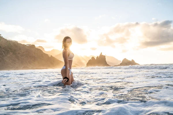 大西洋で暖かい水を楽しんでいる美しい幸せな女性は カナリア島のテネリフェ島で休暇を楽しんでいます 紅城海水浴場 日没の時間 — ストック写真