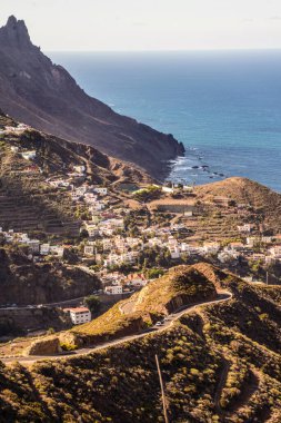 Ziyaret için harika bir yer. Dağlardaki sahil köyünün manzarası. Tenerife 'deki Almaciga, Kanarya Adaları, İspanya. Okyanus manzaralı. Atlantik.