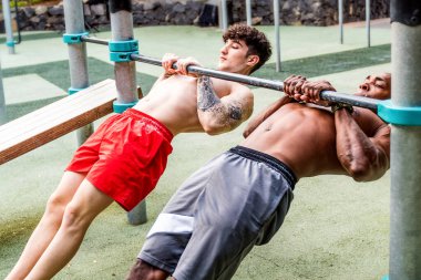 İki arkadaş dışarıda birlikte antrenman yapıyor. Fitness, spor, egzersiz, eğitim, beden eğitimi ve sağlıklı yaşam tarzı konsepti