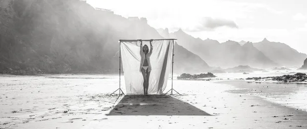 Mulher Sensual Com Bom Corpo Magro Posando Bela Praia Selvagem — Fotografia de Stock