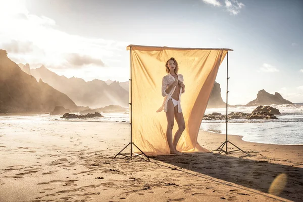 Mujer Sensual Con Bonito Cuerpo Delgado Posando Hermosa Playa Salvaje —  Fotos de Stock