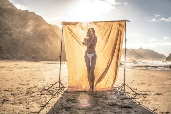 日没時に美しい野生のビーチにポーズを素敵な日焼けした体を持つ官能的な女性 テネリフェ島のBenijoビーチ 休暇だ 旅行者だ — ストック写真