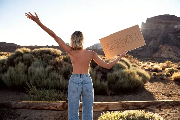 Mulher Jeans Topless Protestando Pela Liberdade Igualdade Livre Segurando Banner — Fotografia de Stock