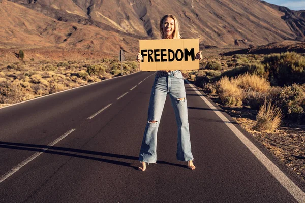 Smiling Woman Holding Banner Freedom Word Freedom Posing Outdoor Mountains — Stock Photo, Image