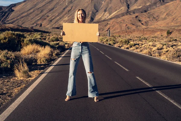 Mulher Sorridente Segurando Banner Vazio Posando Livre Sobre Paisagem Montanhas — Fotografia de Stock