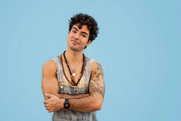 Photo Handsome Stylish Spanish Man Tattoos Wearing Trendy Denim Dungarees — Stock Photo, Image