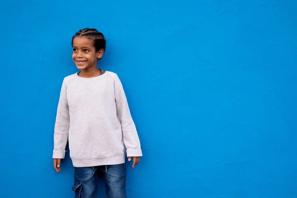 Retrato Niño Sonriente Pequeño Niño Afroamericano Posando Sobre Fondo Azul —  Fotos de Stock
