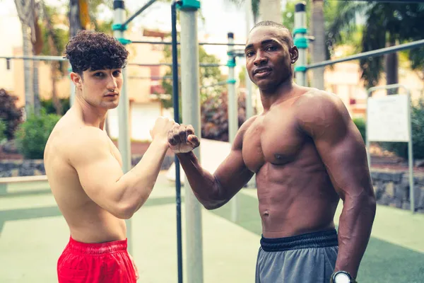 两个年轻朋友在露天健美操训练后 肌肉男运动后 室外体育馆 Hobby 健康的生活方式 — 图库照片