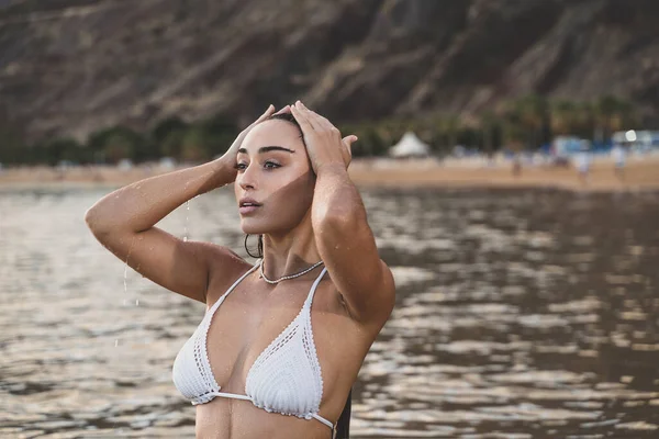 Hermosa Mujer Natural Española Bikini Blanco Moda Posando Océano Playa —  Fotos de Stock