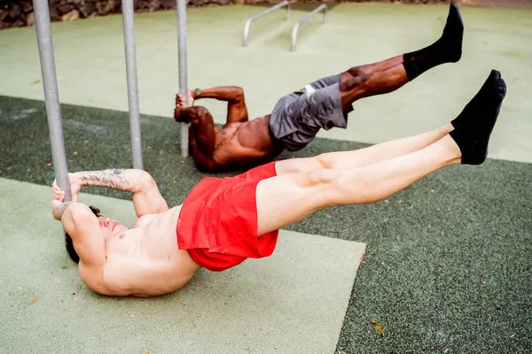 İki arkadaş dışarıda birlikte antrenman yapıyor. Fitness, spor, egzersiz, eğitim, beden eğitimi ve sağlıklı yaşam tarzı konsepti