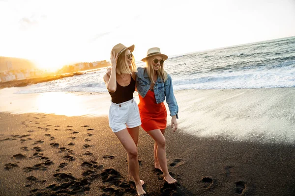 Duas Mulheres Brancas Loiras Felizes Andando Praia Durante Belo Pôr — Fotografia de Stock