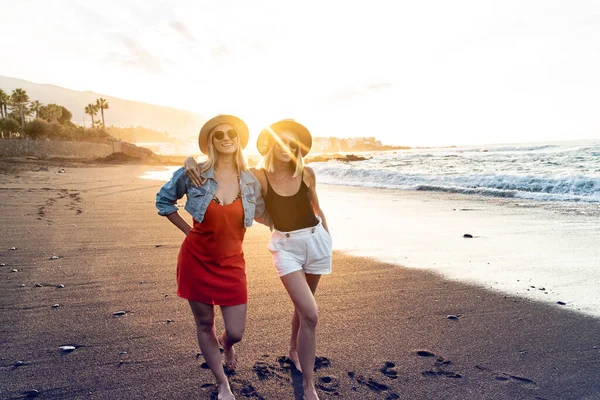 Due Donne Caucasiche Bionde Felici Che Indossano Occhiali Sole Cappelli — Foto Stock