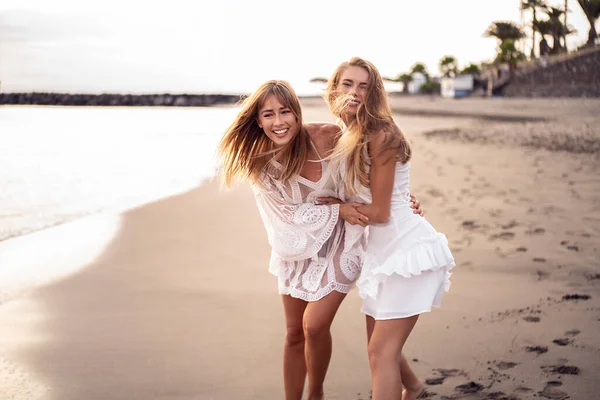 Duas Jovens Loiras Caucasianas Caminhando Praia Brincando Rindo Amigas Divertindo — Fotografia de Stock