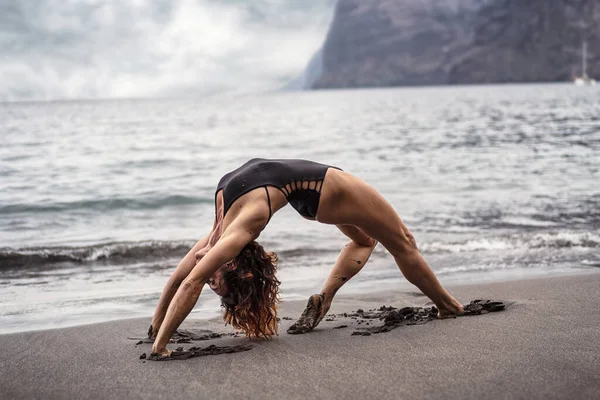 Mulher Desportiva Ioga Posar Praia Mulheres Magras Praticando Equilibrando Corpo — Fotografia de Stock