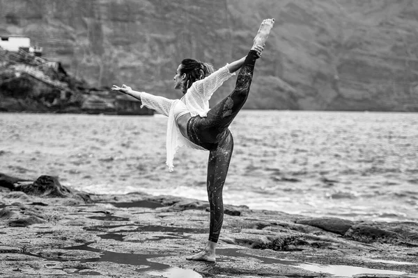 Mujer Deportiva Activa Pie Postura Yoga Sobre Las Rocas Mujeres — Foto de Stock