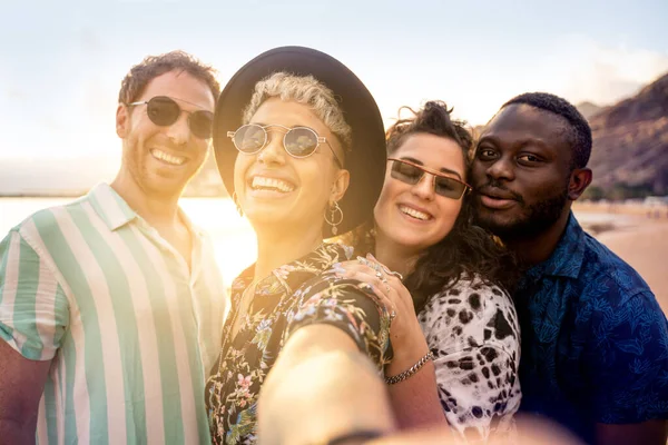 Grupo Jóvenes Amigos Felices Multirraciales Riendo Tomando Selfie Con Teléfono — Foto de Stock