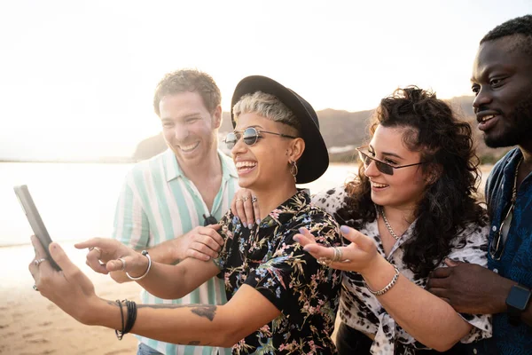 Grupo Jóvenes Amigos Felices Multirraciales Riendo Tomando Selfie Con Teléfono — Foto de Stock