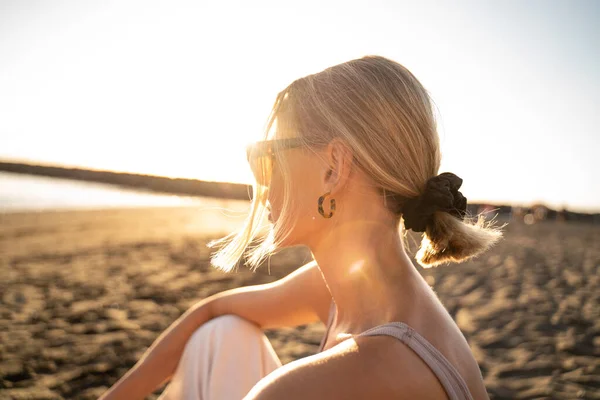 Smukke Blonde Kvinde Portræt Solnedgang Stranden Profil Tag Det Roligt - Stock-foto