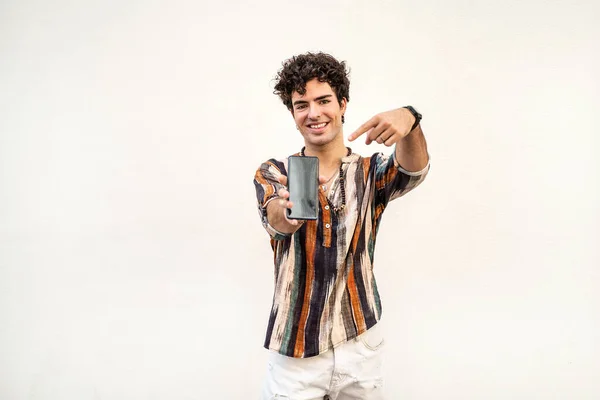 Jeune Homme Beau Influenceur Debout Contre Mur Blanc Regardant Caméra — Photo