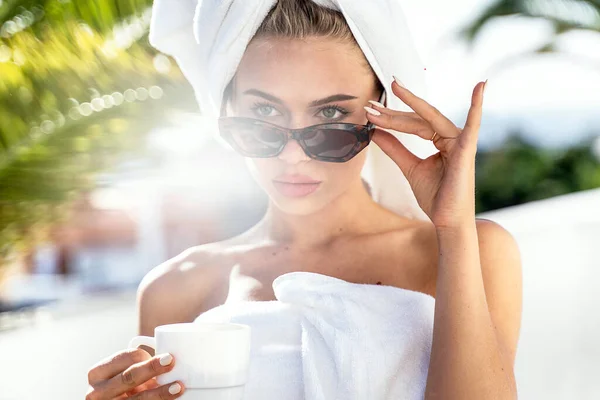 Młoda Atrakcyjna Biała Kobieta Kąpieli Lub Prysznicu Delektująca Się Kawą — Zdjęcie stockowe