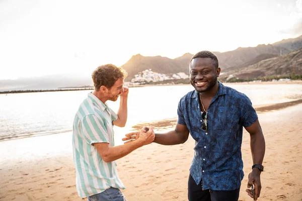 Två Stiliga Multietniska Manliga Vänner Som Har Roligt Tillsammans Stranden — Stockfoto