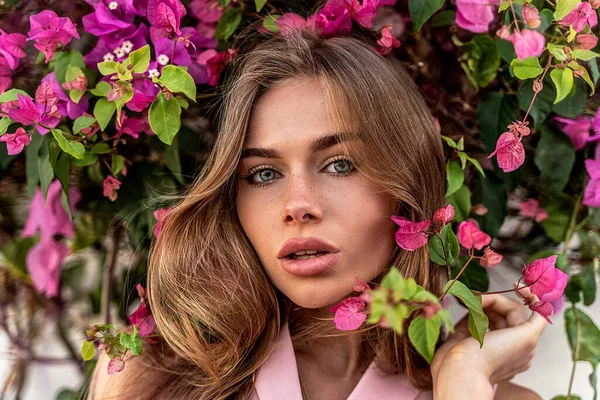 Skönhetsporträtt Naturlig Ung Attraktiv Kvinna Med Fräknar Ansiktet Poserar Rosa — Stockfoto