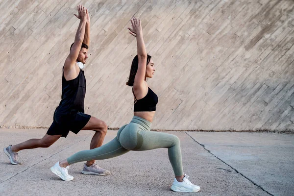 Física Feminina Personal Trainer Fazendo Exercícios Livre Com Homem Exercícios — Fotografia de Stock