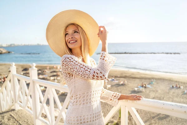 Genç Güzel Sarışın Kadın Tatilde Sahilde Yürüyor Yaz Şapkası Takıyor — Stok fotoğraf