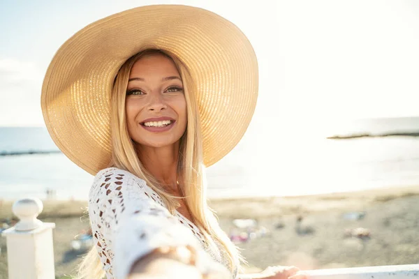 Summer Portrait Blonde Beautiful Caucasian Woman Hat Looking Camera Big — Stockfoto