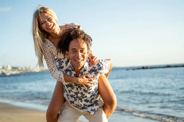 Sorridente Felice Coppia Multietnica Divertirsi Insieme Sulla Spiaggia Durante Tramonto — Foto Stock