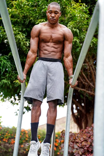 선수인 잘생긴 남자는 공원에서 술집에서 체조를 체육관 스포츠 근육질 — 스톡 사진