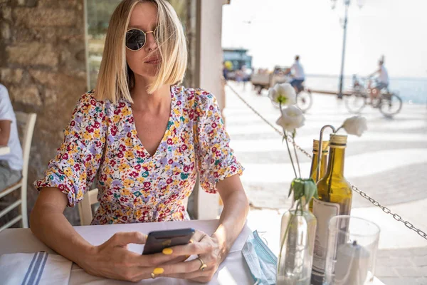 Blonde Woman Sitting Restaurant Using Mobile Phone Influencer Summer Sunny — Foto de Stock