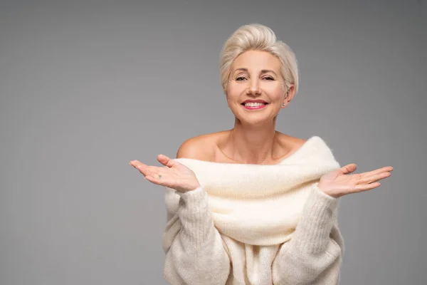 Schoonheidsportret Van Lachende Volwassen Blonde Vrouw Met Kort Kapsel Glamour — Stockfoto