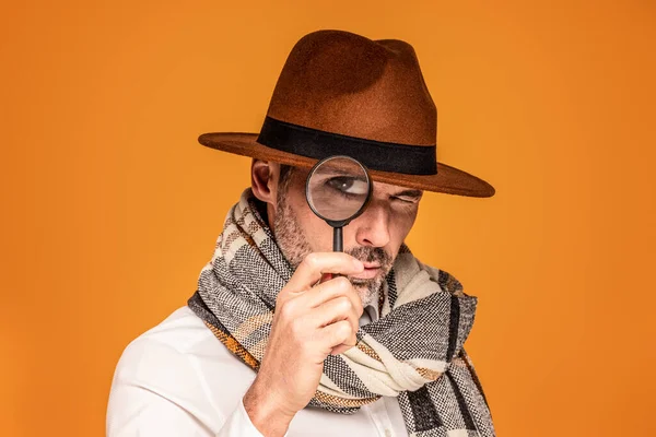 Male Detective Magnifying Glass Wearing Fashionable Scarf Brown Hat Posing — Stock Photo, Image