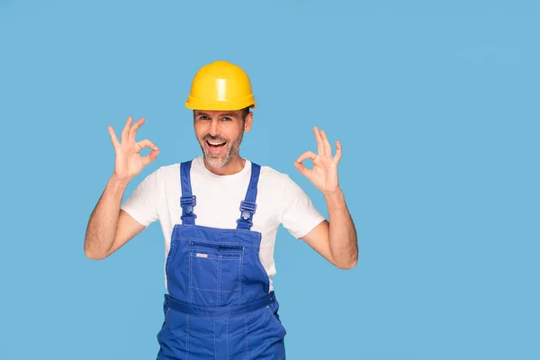 Retrato Apuesto Constructor Adulto Sonriente Mostrando Gesto Aceptable Sobre Fondo — Foto de Stock