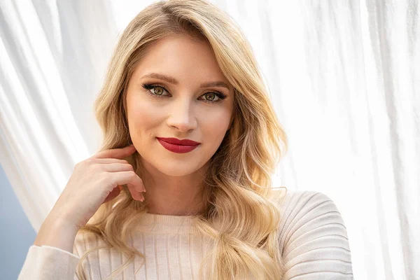 Lächelnde Schöne Kaukasische Blondine Mit Langen Welligen Haaren Und Glamour — Stockfoto