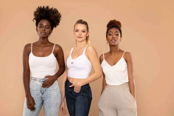 Gruppe Von Freunden Verschiedener Rassen Diverse Frauen Posieren Gemeinsam Multiethnische — Stockfoto