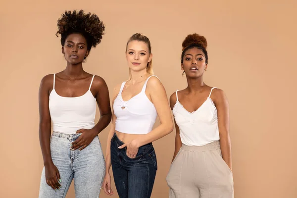 Group Friends Different Race Diverse Women Posing Together Multi Ethnic — Stock Photo, Image