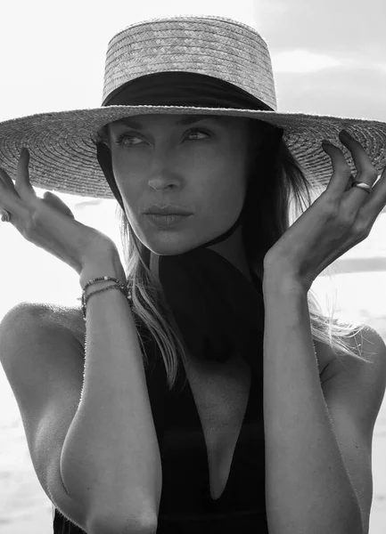 Beauty Portrait Fashion Young Blonde Woman Summer Straw Hat Beach — Zdjęcie stockowe