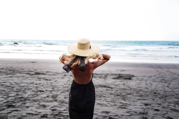 Back View Beautiful Woman Straw Summer Hat Enjoying Ocean Breeze — стоковое фото