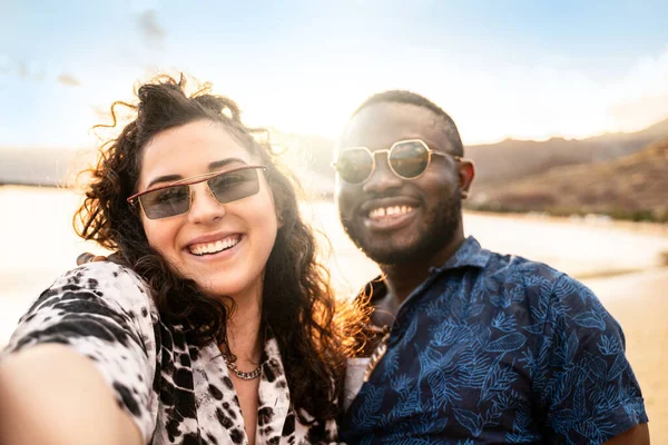 多种族快乐的夫妻 年轻的朋友笑着 自私自利 一起在海滩上玩乐 多民族友谊的概念 Honeymoon 夏天的时候旅行者 真实的人的情感 — 图库照片