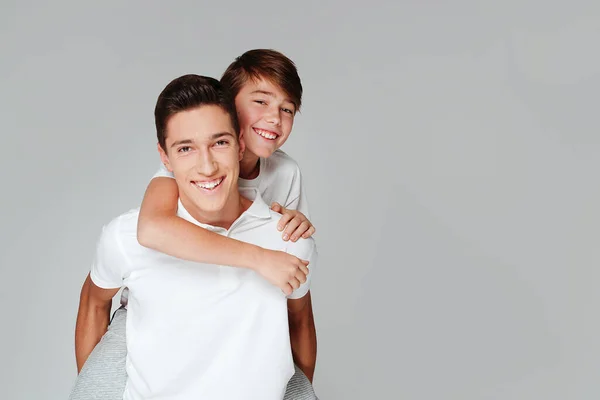 Retrato Dos Guapos Felices Jóvenes Hermanos Sonriendo Cámara Montón Espacio —  Fotos de Stock